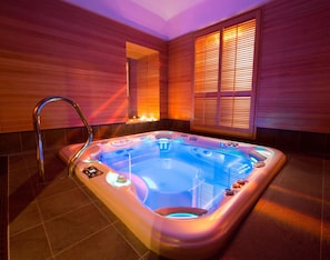 Indoor spa tub