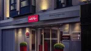 A modern hotel facade with a prominent 'Mercure' sign, large windows, and a clean entrance. - Mercure Paris Arc de Triomphe Etoile (Paris)