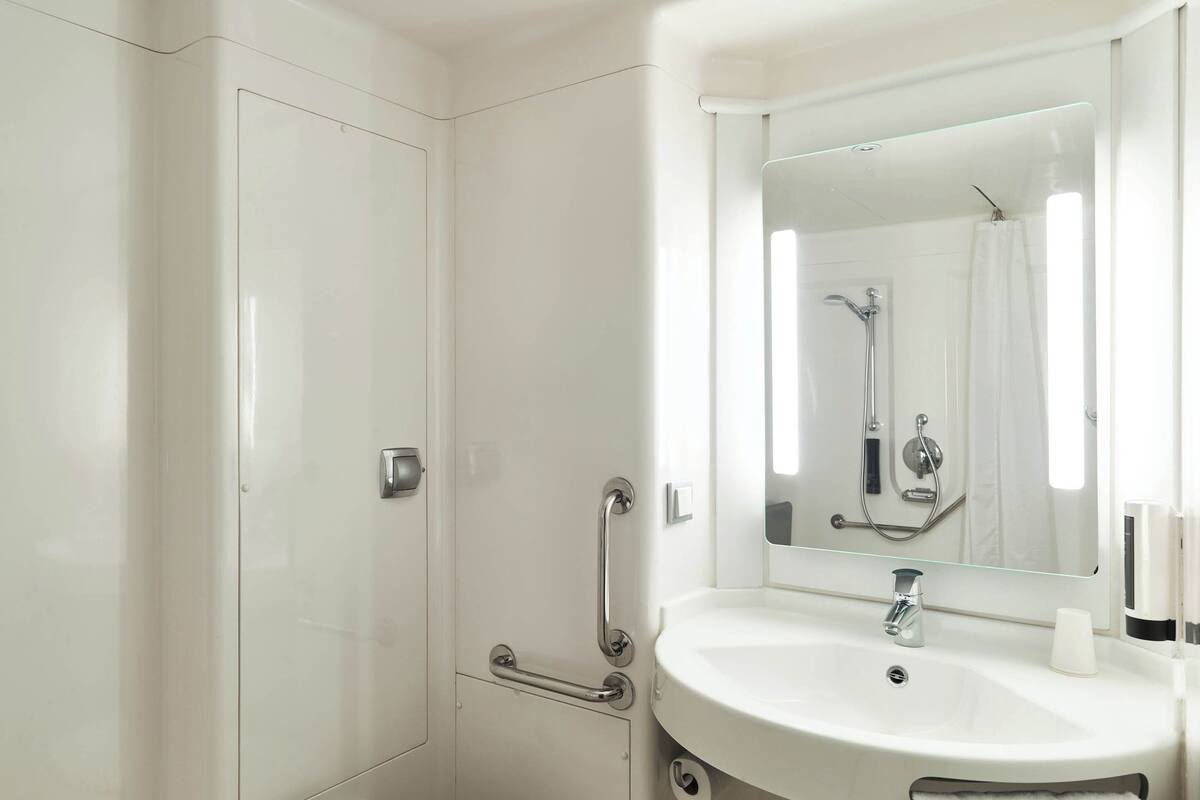 double room, mobility accessible | bathroom | shower, towels, soap, shampoo