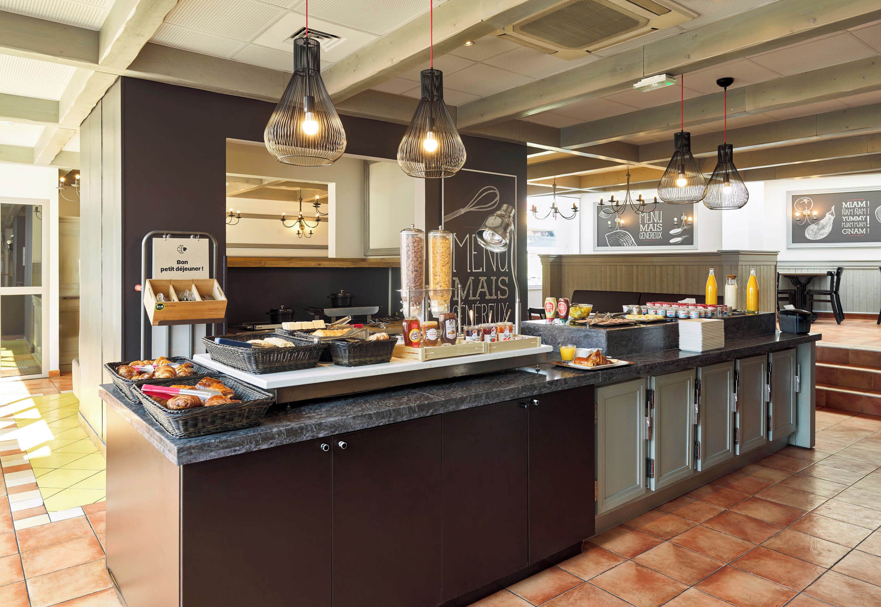 daily buffet breakfast for a fee