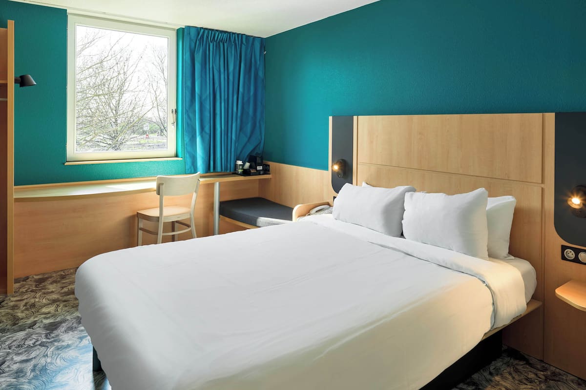 comfort double room, non smoking | 1 bedroom, desk, free wifi, bed sheets