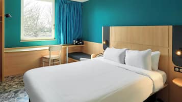 Escritorio, wifi gratis y ropa de cama