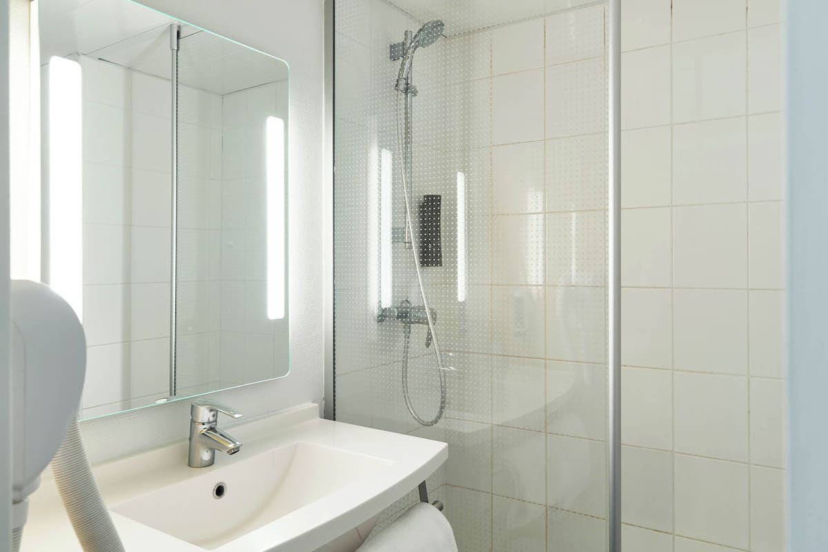 shower, towels, soap, shampoo