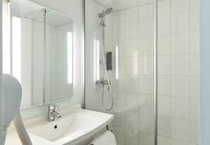 Shower, towels, soap, shampoo - B&B HOTEL Orly Rungis Aéroport 3 étoiles (Rungis)