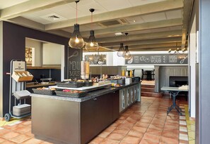 A modern breakfast bar with a variety of food items and a menu board. - B&B HOTEL Orly Rungis Aéroport 3 étoiles (Rungis)