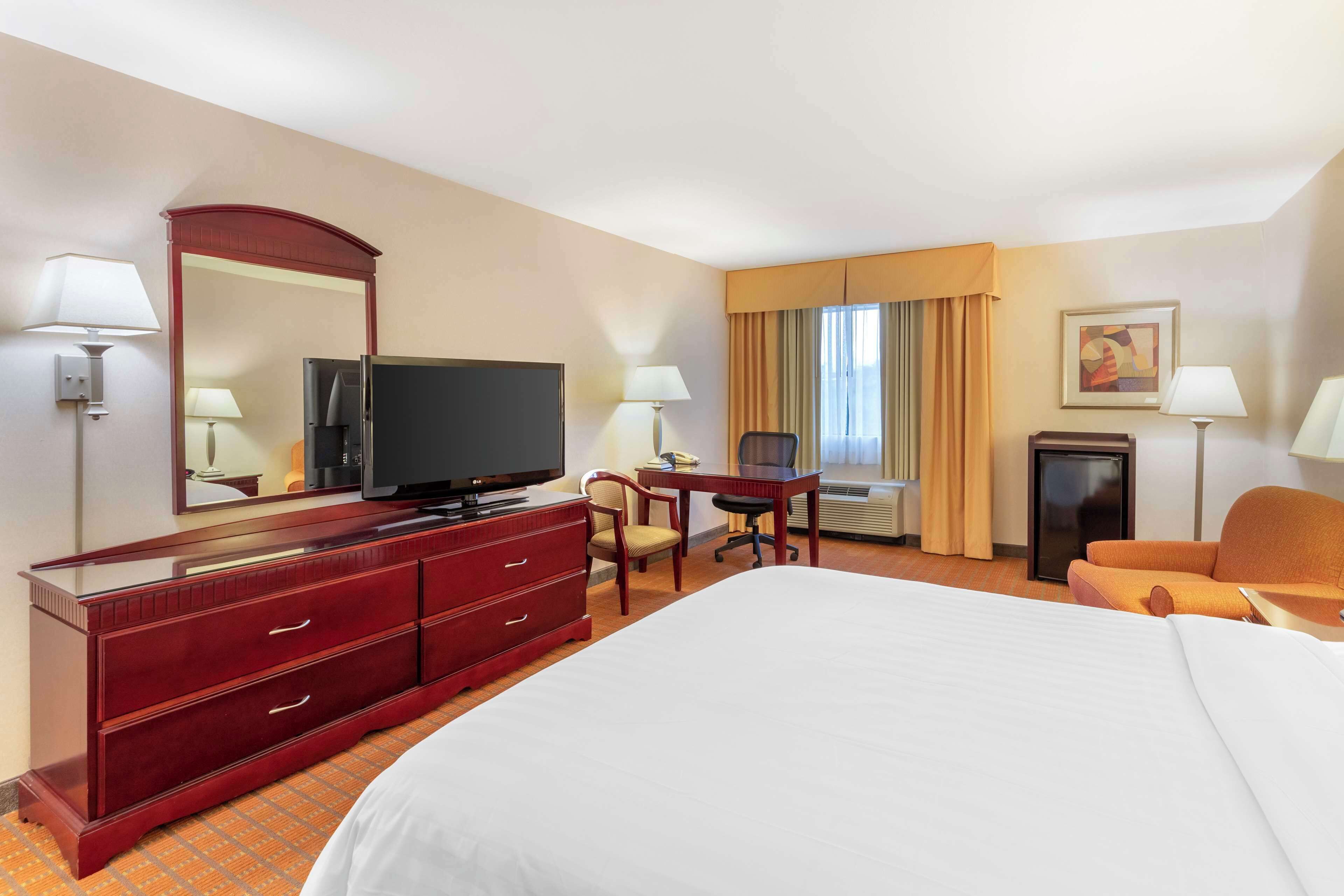 standard room, 1 queen bed, non smoking, refrigerator | in-room safe, desk, laptop workspace, blackout curtains