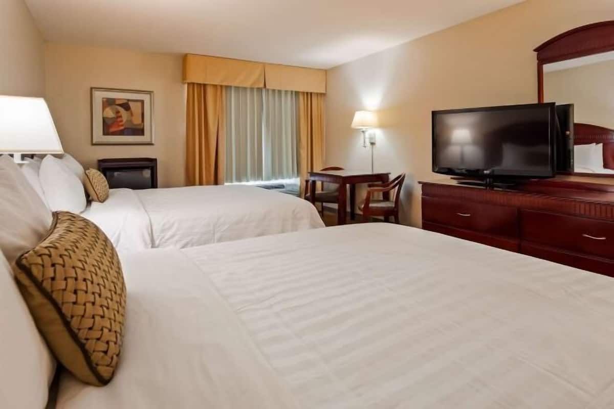 Una cassaforte in camera, una scrivania, postazione laptop