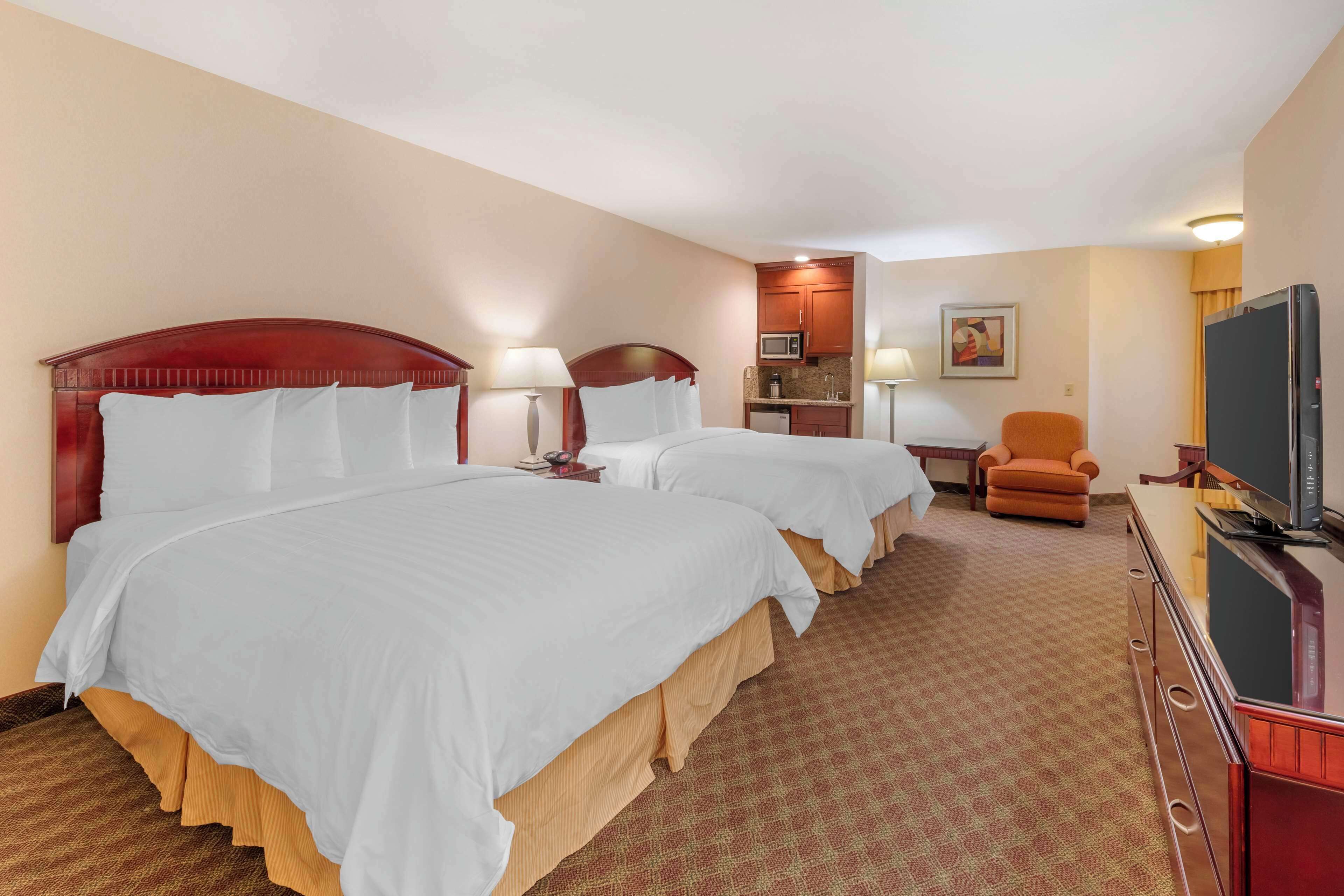 Habitació estàndard, 2 llits de matrimoni, no fumadors, frigorífic i microones | Caixa forta a l'habitació i escriptori 