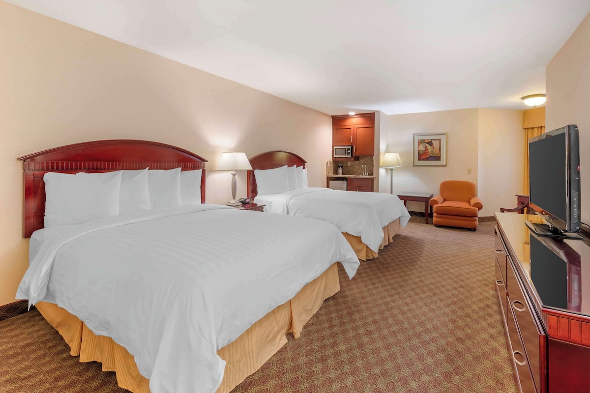 Habitación estándar, 2 camas de matrimonio, no fumadores, frigorífico y microondas | Caja fuerte, escritorio, espacio para trabajar con un portátil