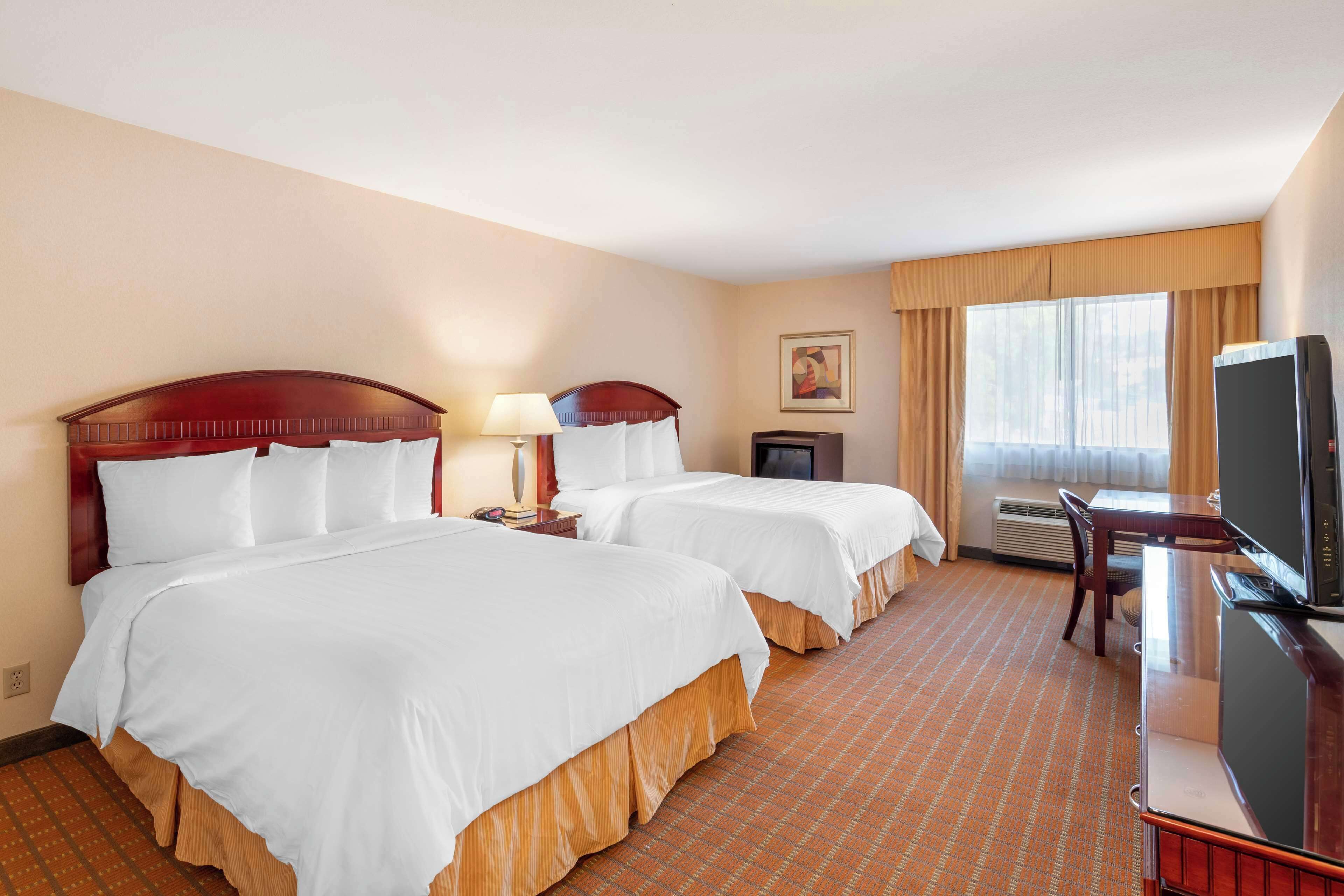 in-room safe, desk, laptop workspace, blackout curtains