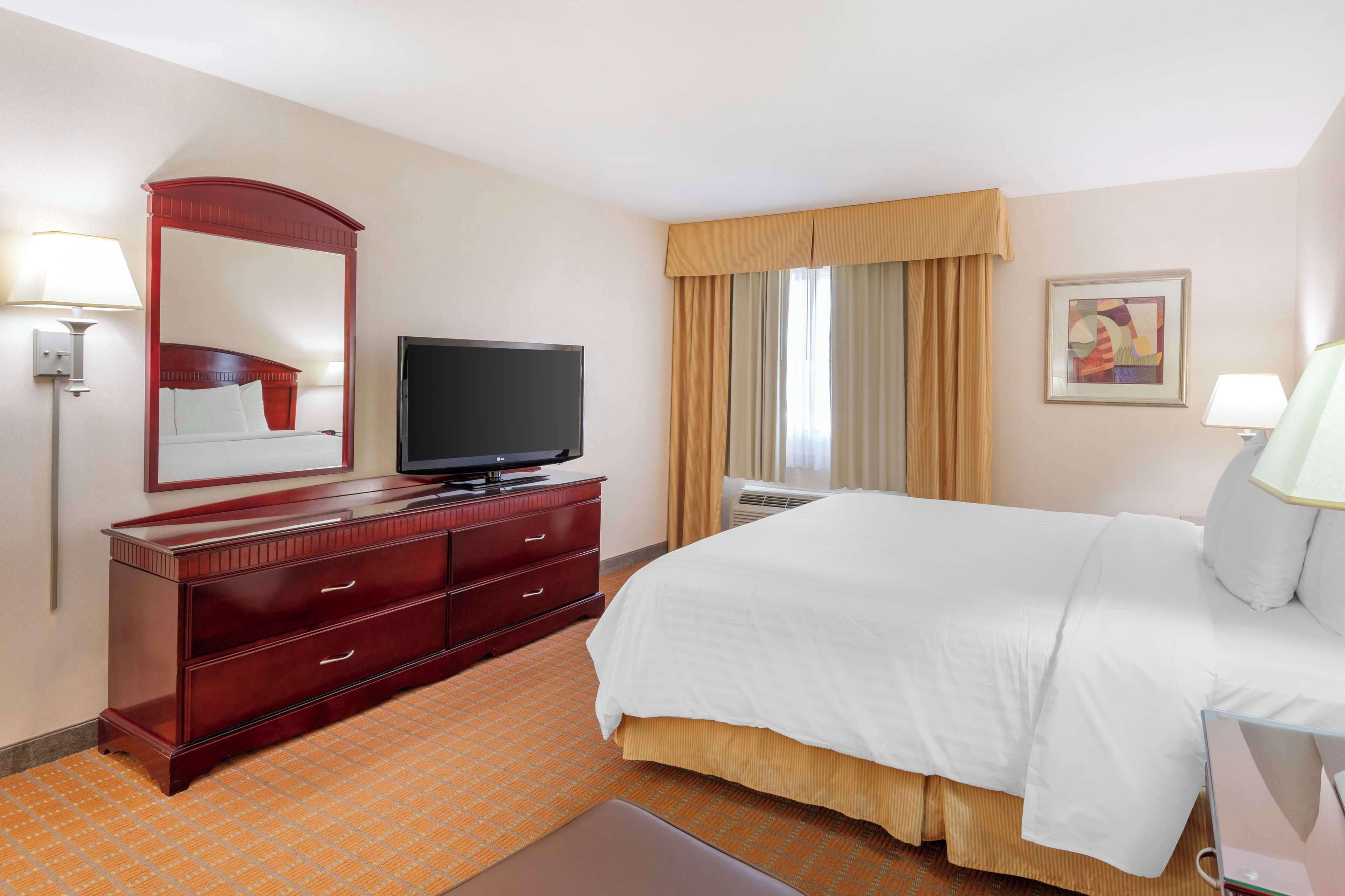 Caixa forta a l'habitació i escriptori 