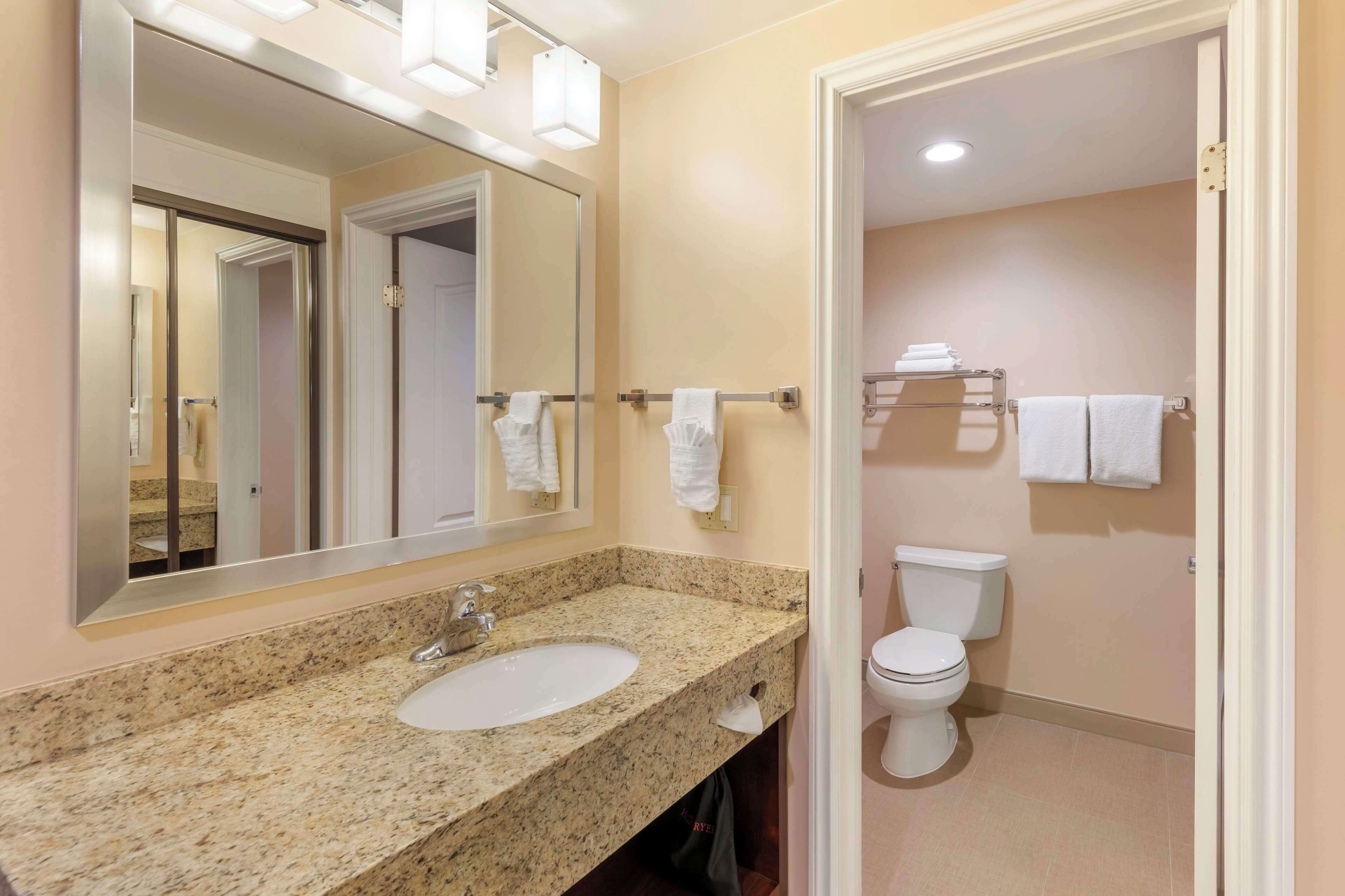 standard room, 1 king bed, non smoking, refrigerator & microwave | bathroom | combined shower/bathtub, free toiletries, hair dryer, towels