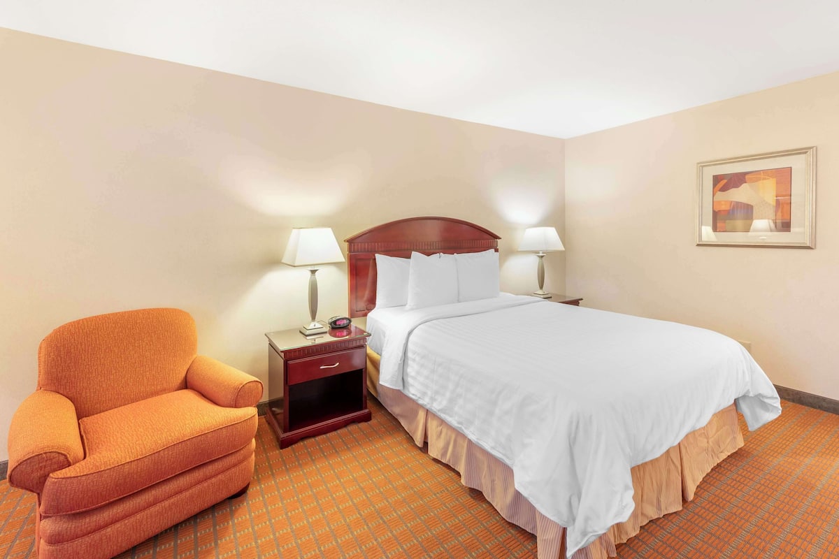 Standard Room, 1 Queen Bed, Non Smoking, Refrigerator