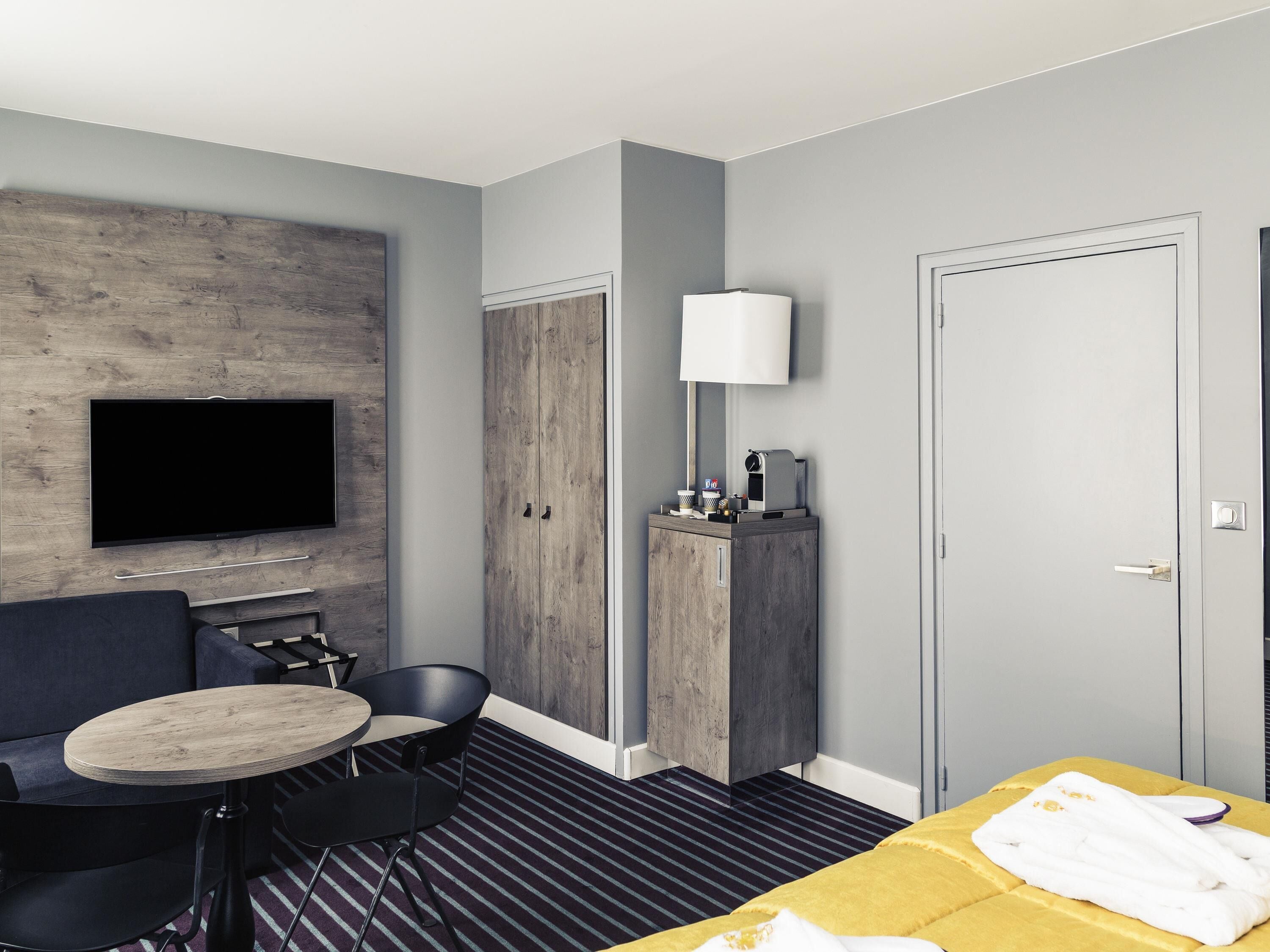 Privilege, Room, 1 King Bed with Sofa bed | Premium bedding, pillowtop beds, in-room safe, desk