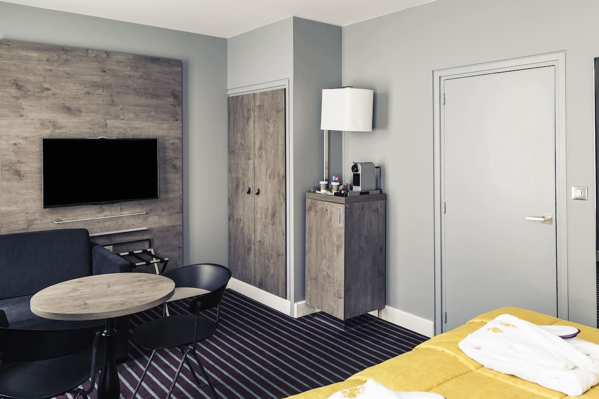 Privilege, Chambre, 1 très grand lit et 1 canapé-lit