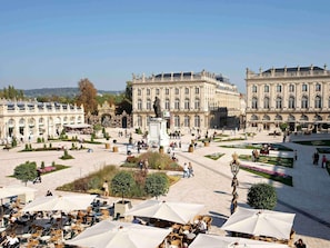 A historic building with ornate architecture, a central statue, and a courtyard with outdoor seating. - Mercure Nancy Centre Place Stanislas Hotel (Nancy)
