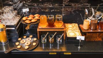 TĂ€gliches FrĂŒhstĂŒcksbuffet (19 EUR pro Person)