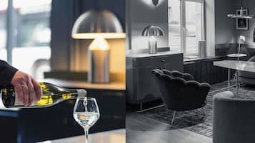 Serviert Frühstück, Mittagessen und Abendessen