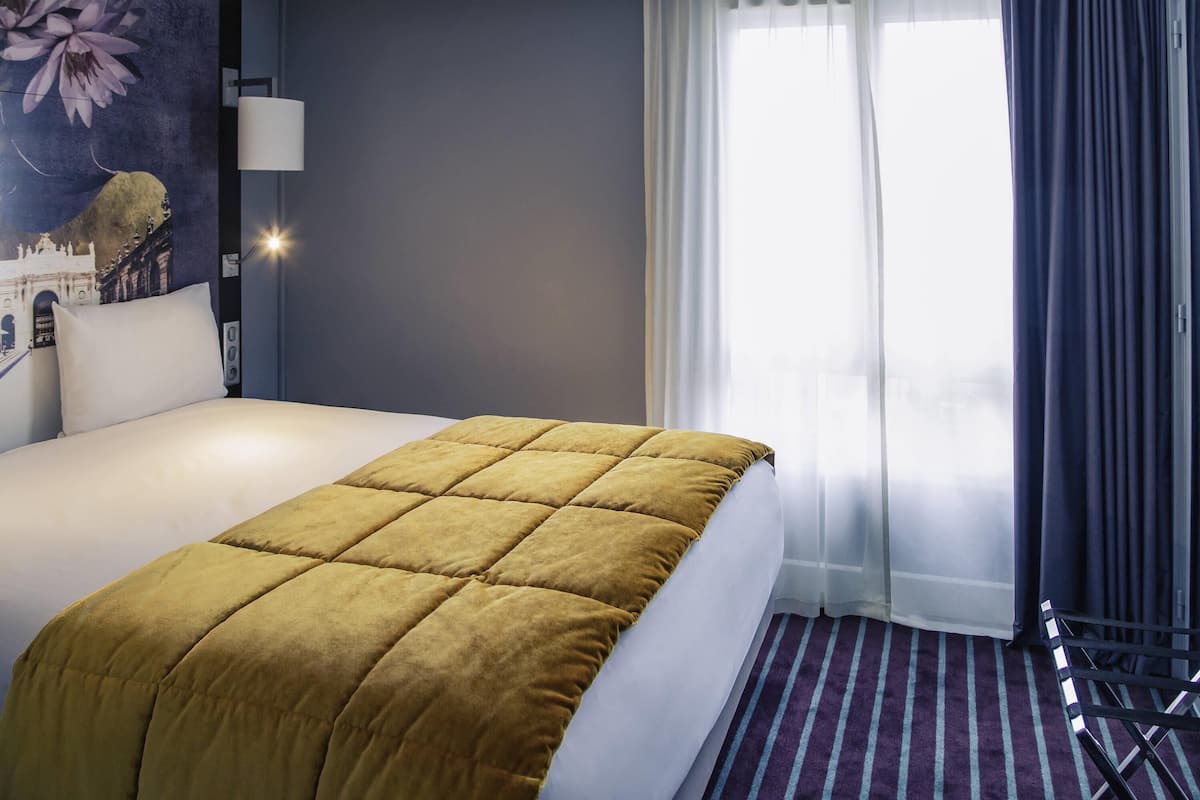 Chambre Double Confort, 1 lit double | Literie de qualité supérieure, surmatelas