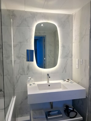 Douche à « effet pluie », articles de toilette écologiques