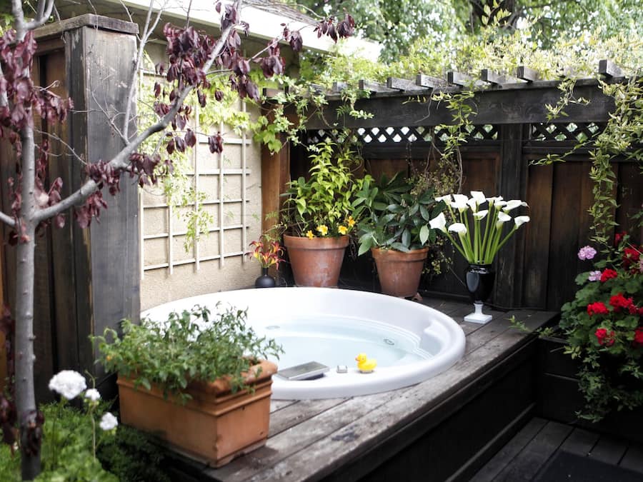 Outdoor spa tub
