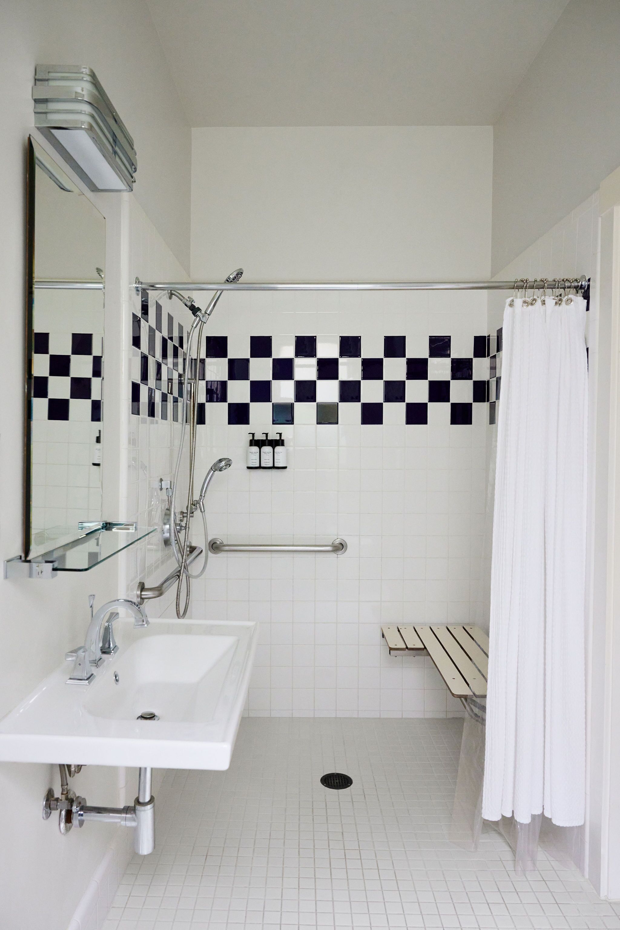 deluxe room, 1 queen bed, accessible | 1 bedroom, hypo-allergenic bedding, down duvets, pillow-top beds