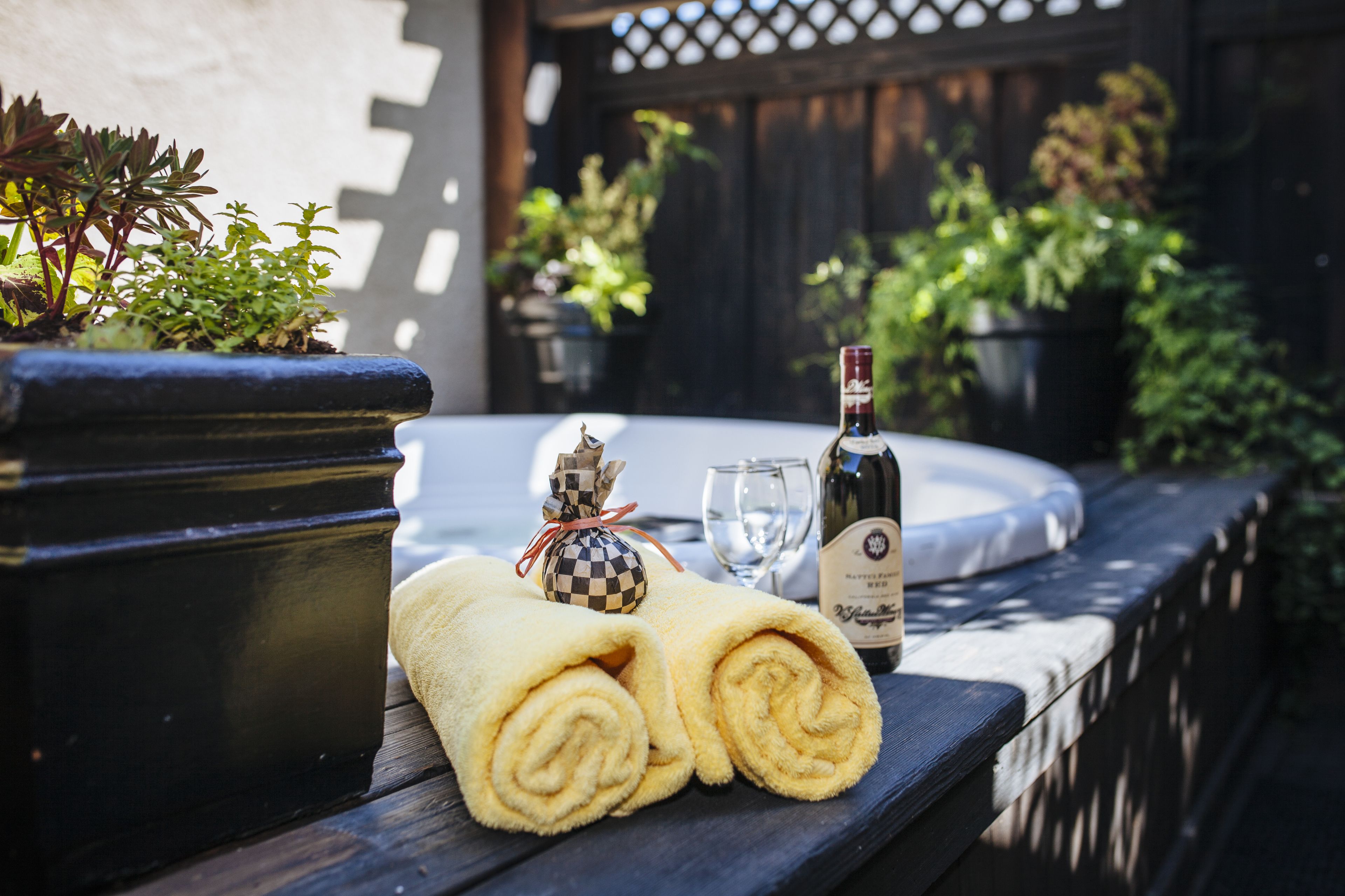 cottage, 1 queen bed | garden view