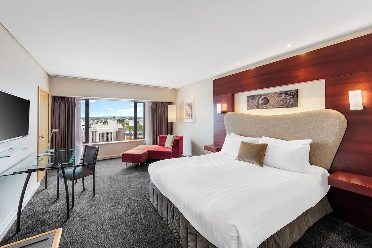 Chambre Premium, 1 trÚs grand lit, accÚs au salon club, vue ville (High Floor) | 1 chambre, draps en coton égyptien, literie de qualité supérieure