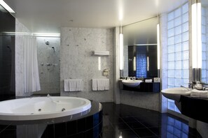 Shower, free toiletries, hair dryer, bathrobes - Crowne Plaza Auckland by IHG (Auckland)