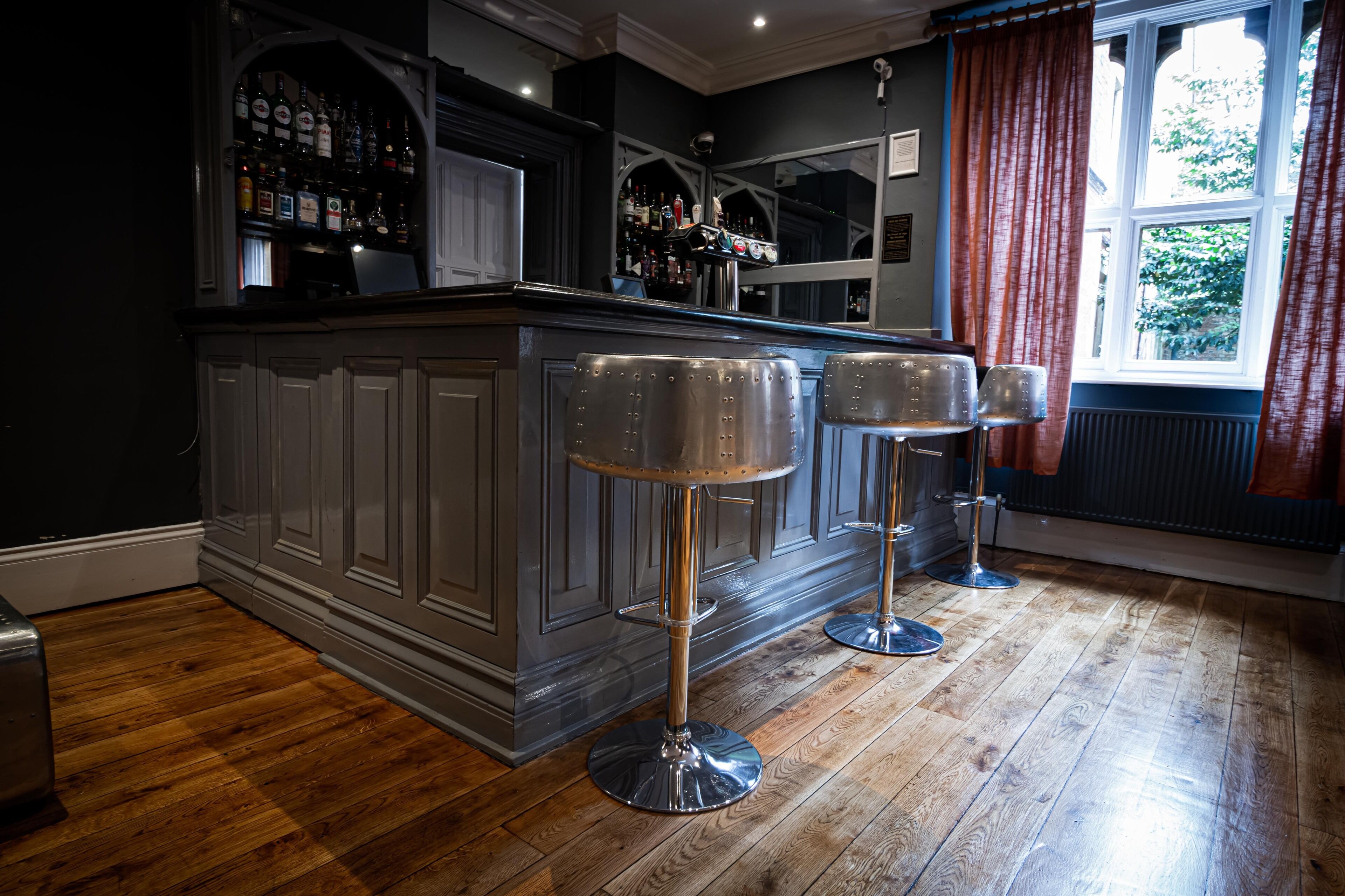 serves lunch and dinner