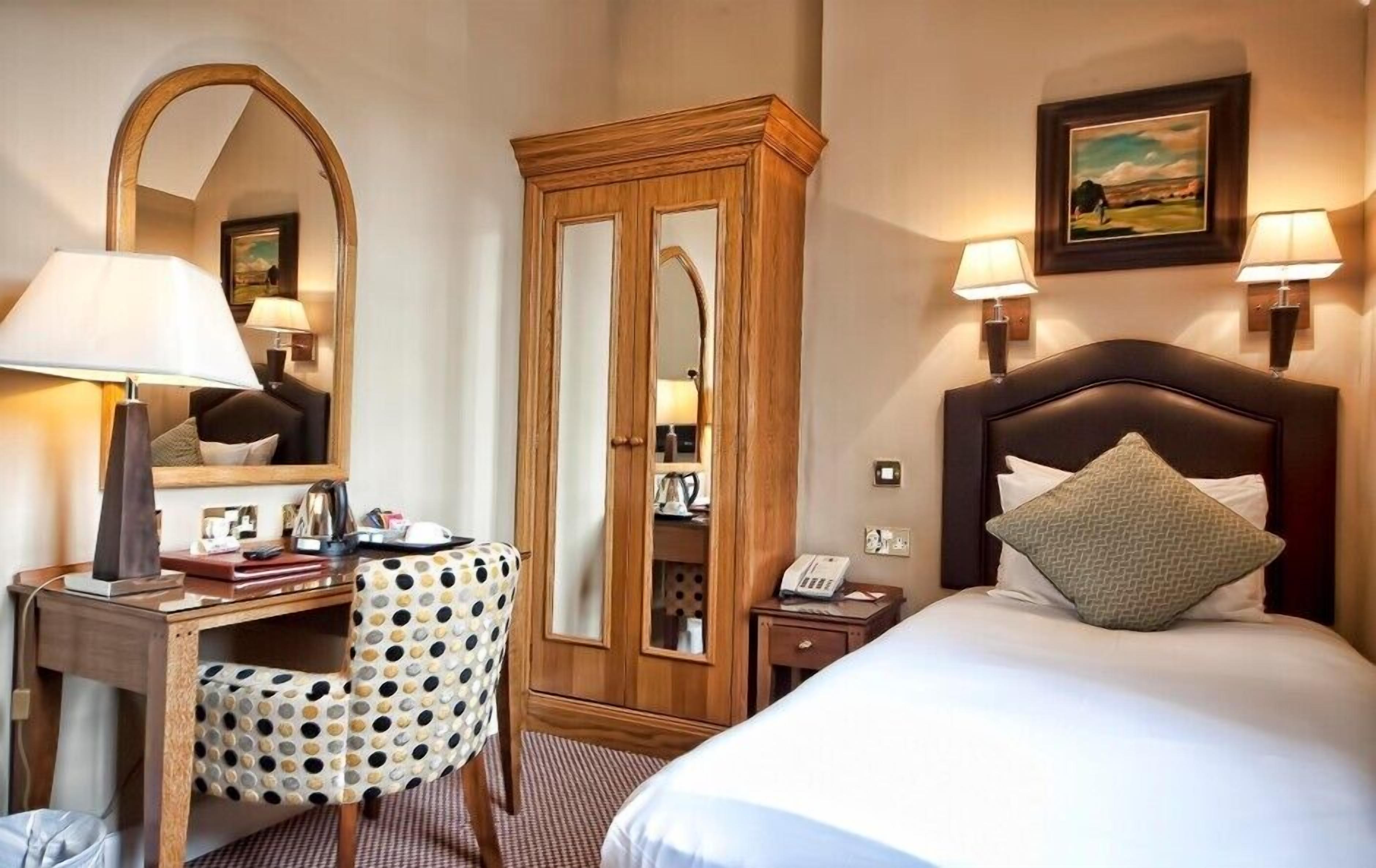 basic single room | desk, laptop workspace, iron/ironing board, free wifi