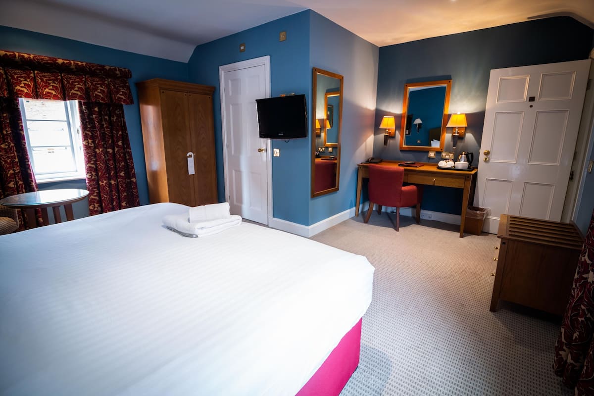 standard double room, 1 queen bed | desk, laptop workspace, iron/ironing board, free wifi