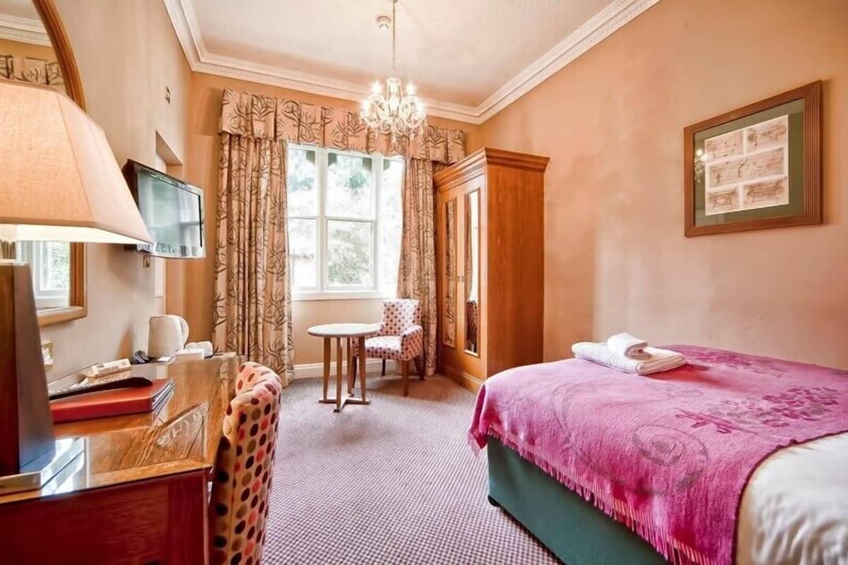 cosy double room | desk, laptop workspace, iron/ironing board, free wifi