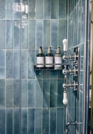Deluxe kamer, 1 kingsize bed | Badkamer | Een haardroger, handdoeken, zeep, shampoo