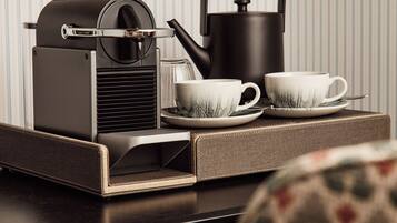 Habitación doble Deluxe, 1 cama King size | Área de sala de estar | Televisión