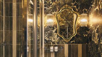 Habitación doble superior | Baño | Regadera, secadora de cabello, toallas, jabón