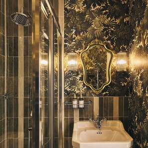 Chambre Double Supérieure | Salle de bain | Douche, sèche-cheveux, serviettes fournies, savon