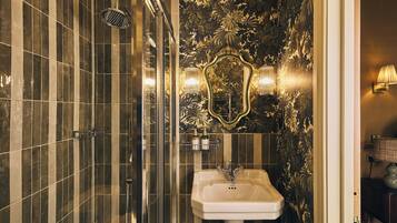 Habitación doble superior | Baño | Regadera, secadora de cabello, toallas, jabón