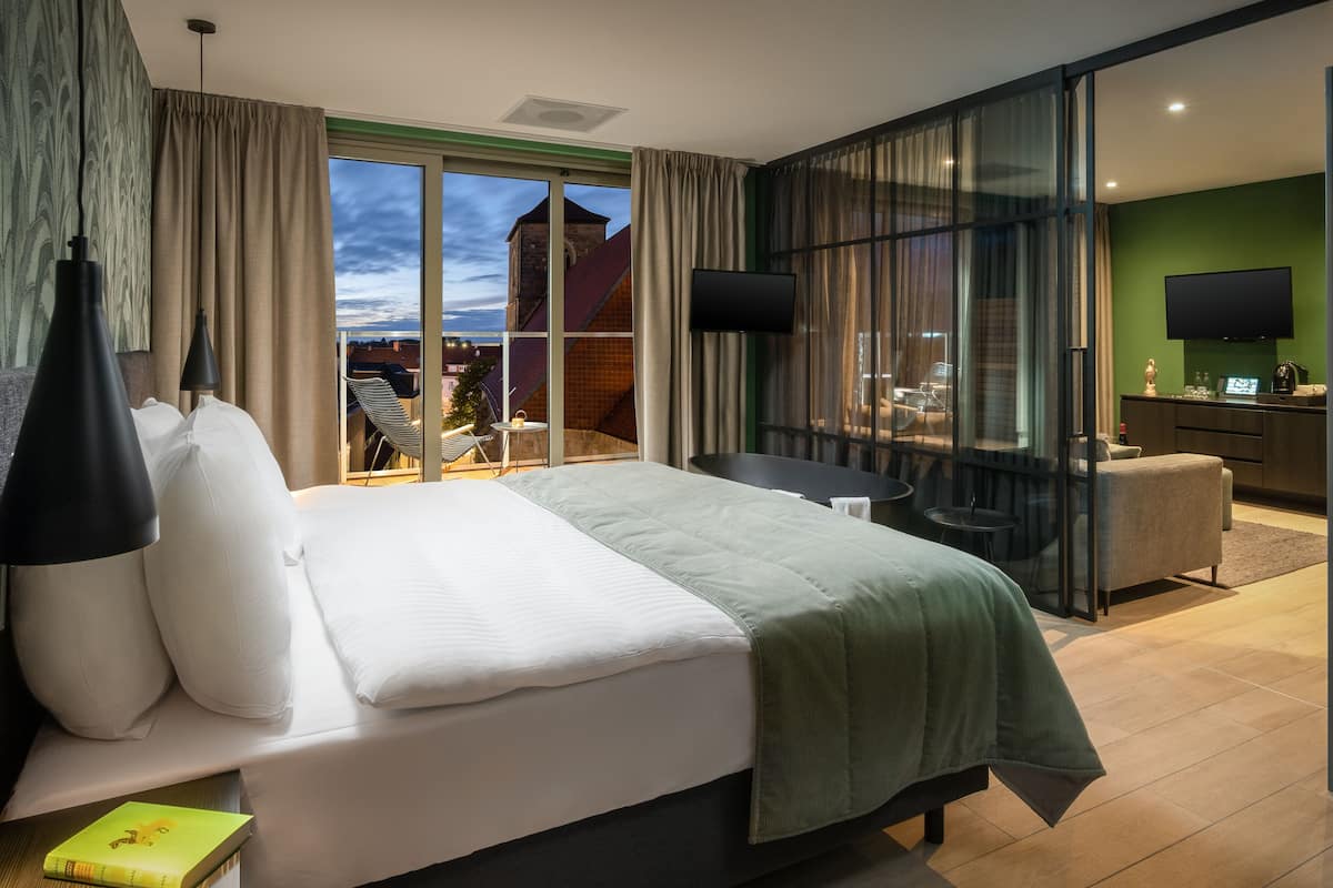 suite | 1 bedroom, hypo-allergenic bedding, in-room safe, desk