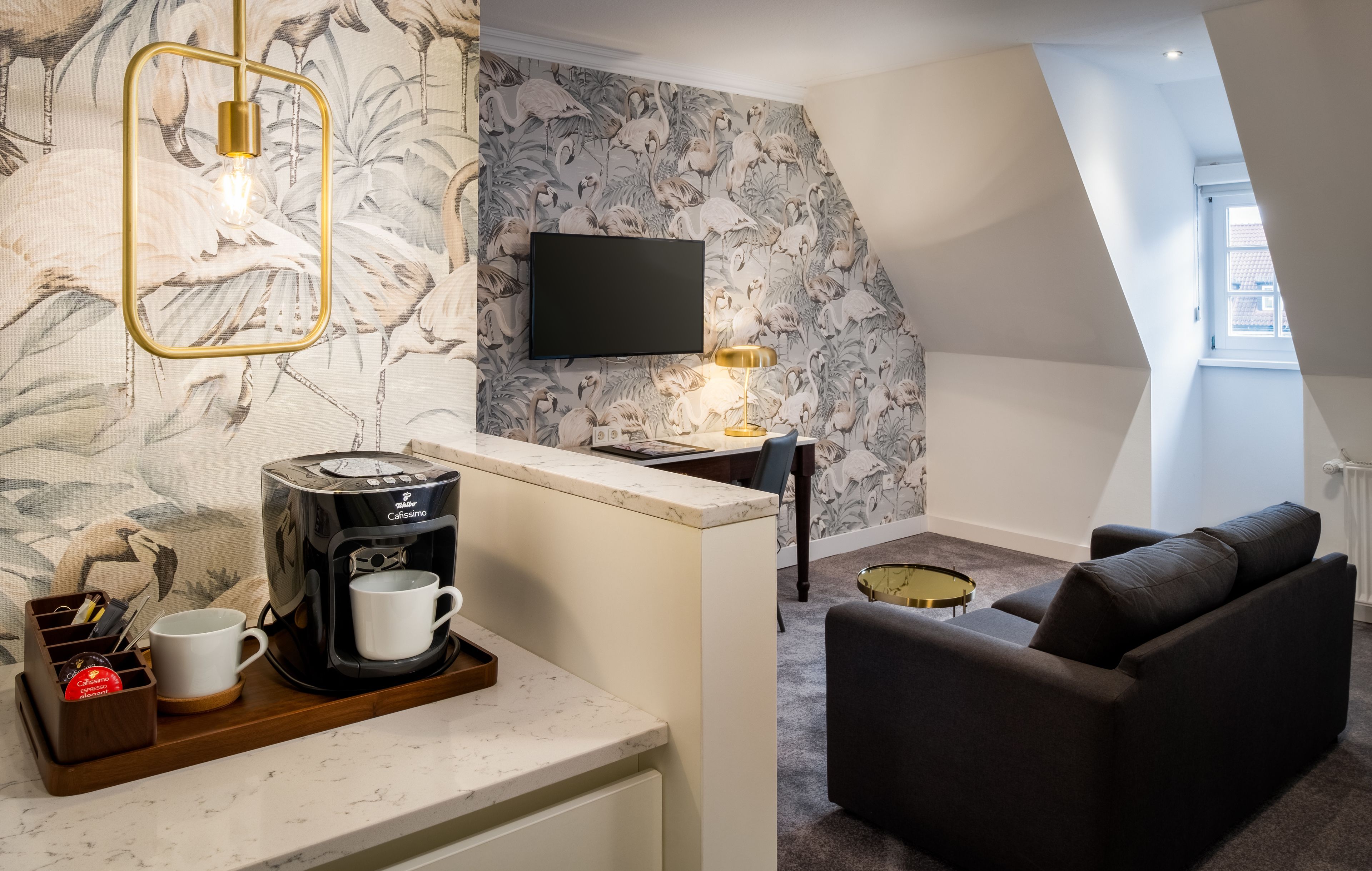 deluxe flamingo (view to market place) double bed | 1 bedroom, hypo-allergenic bedding, in-room safe, desk