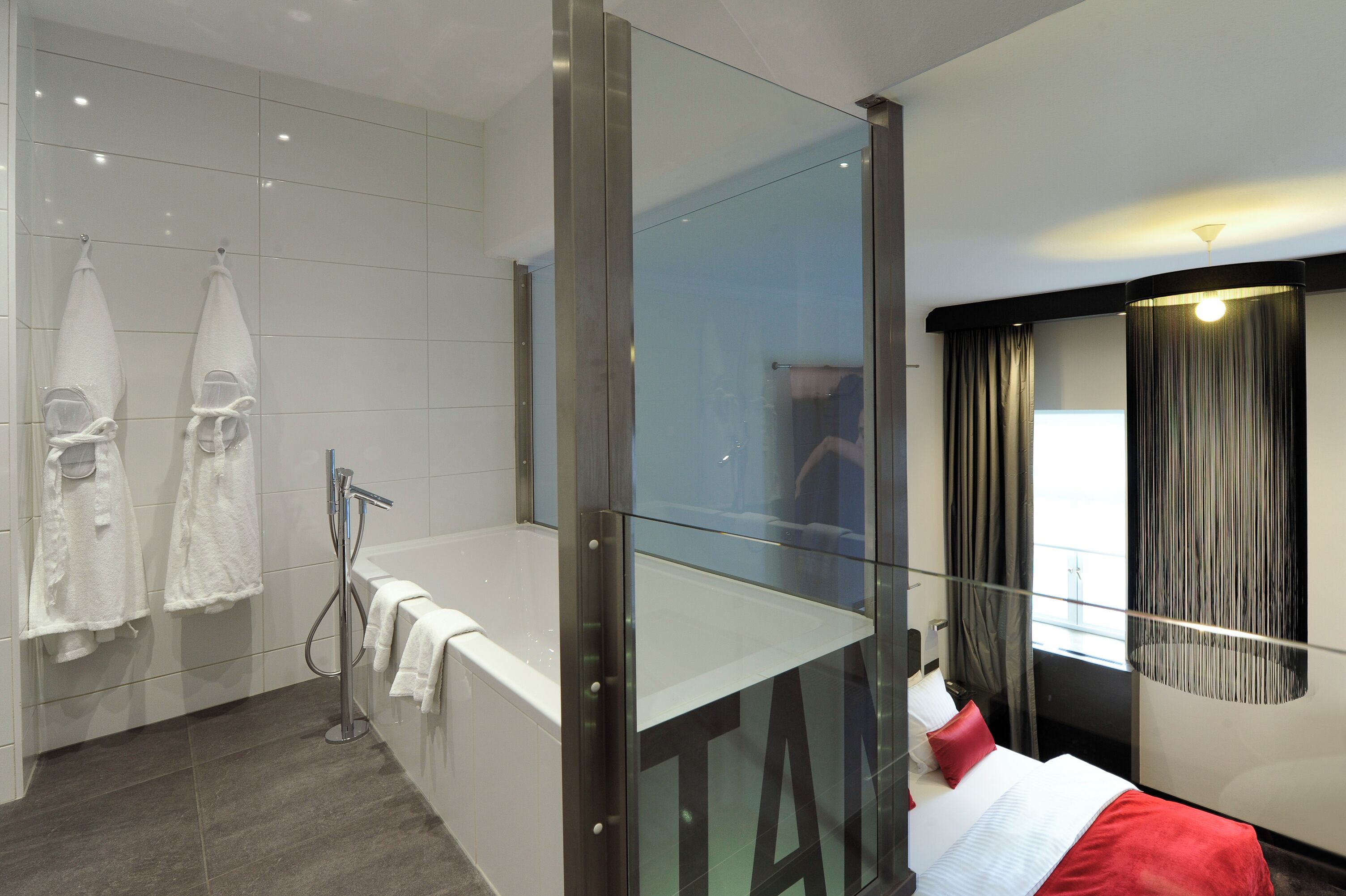 junior suite tango - king | bathroom | free toiletries, hair dryer, bathrobes, slippers