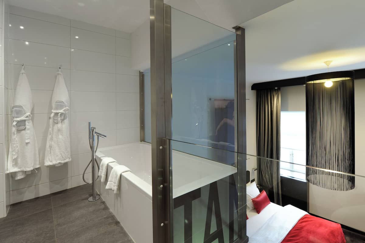 junior suite tango - king | bathroom | free toiletries, hair dryer, bathrobes, slippers