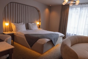 Executive Triple Room | Hypo-allergenic bedding, in-room safe, desk, blackout drapes