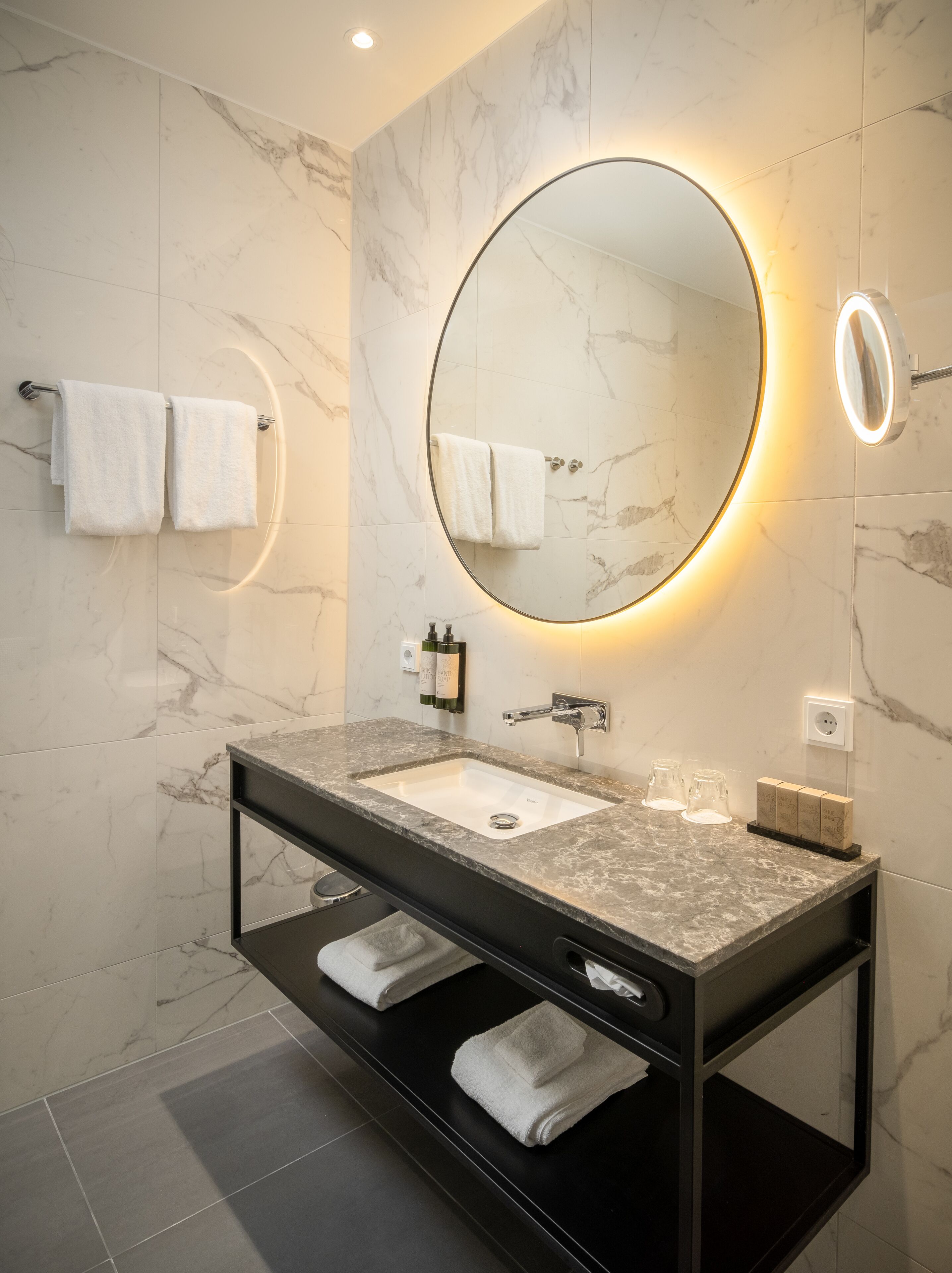 deluxe double room, balcony | bathroom | free toiletries, hair dryer, bathrobes, slippers