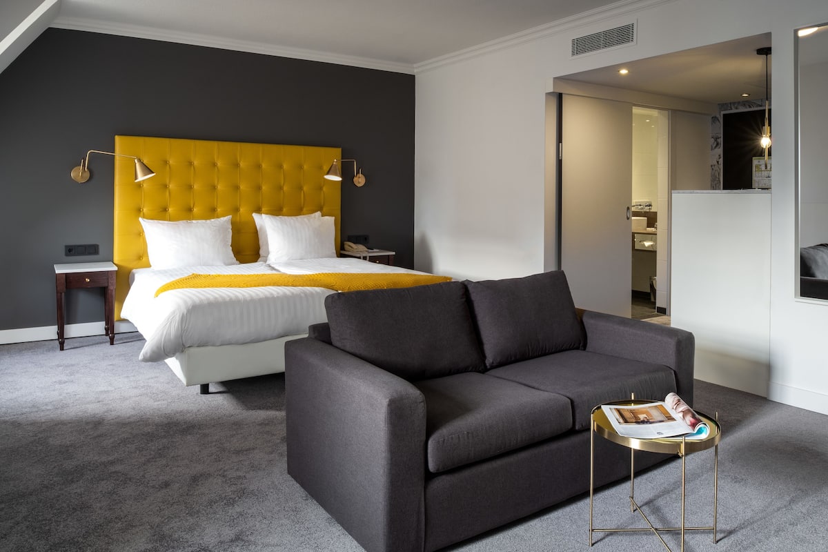 Deluxe Flamingo (view to market place) Double Bed | 1 bedroom, hypo-allergenic bedding, in-room safe, desk