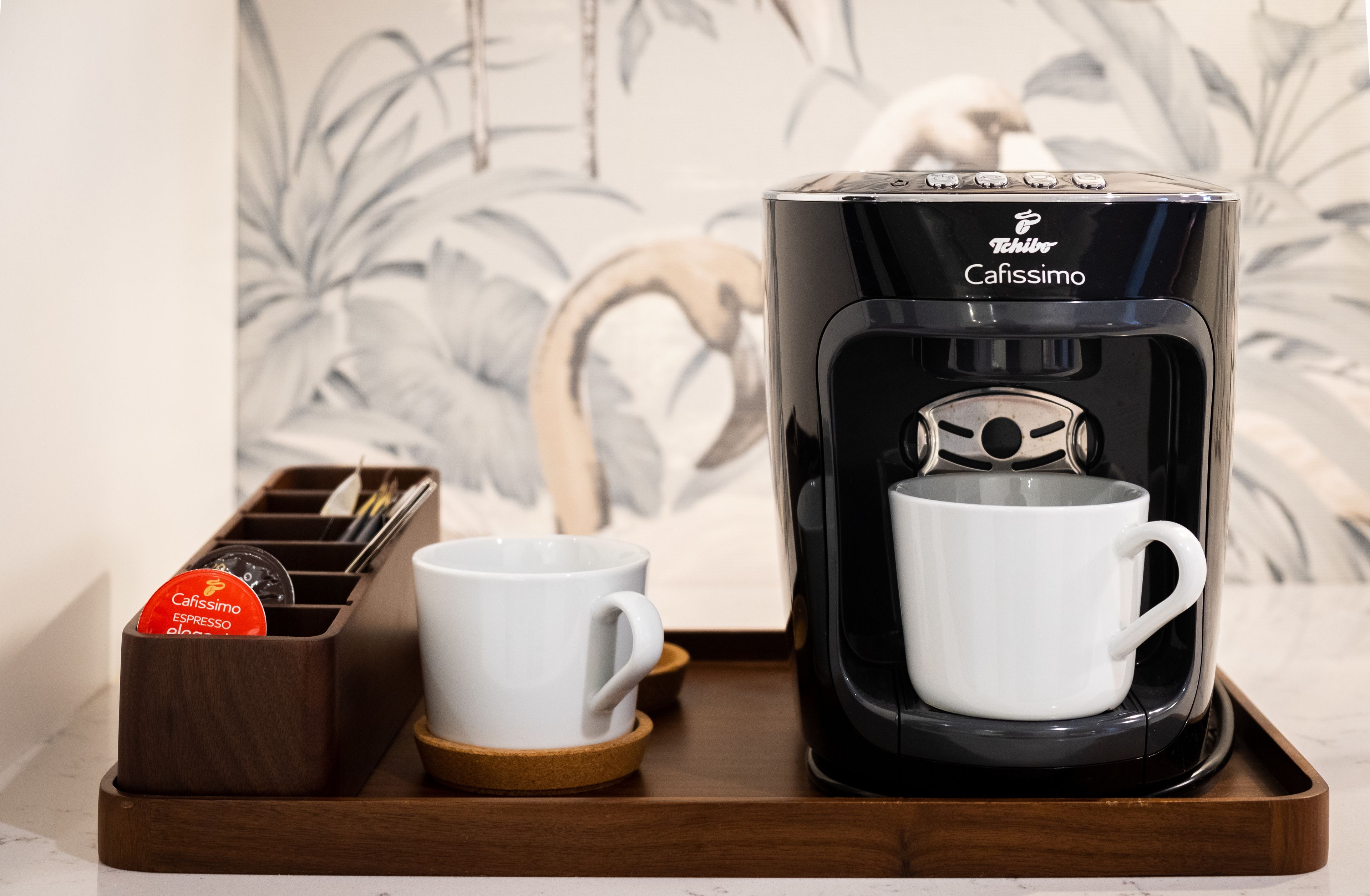 Una màquina de cafè amb un suport per a tasses i un safata.