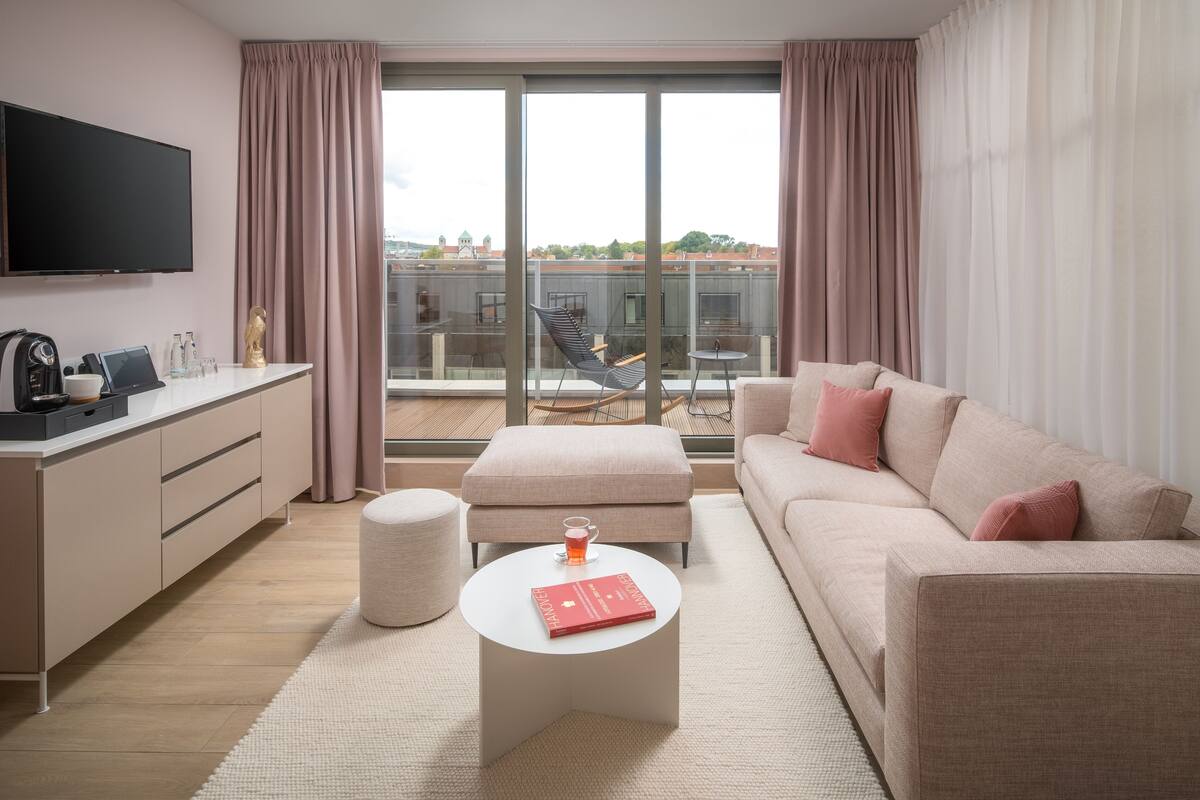 suite | living area | flat-screen tv