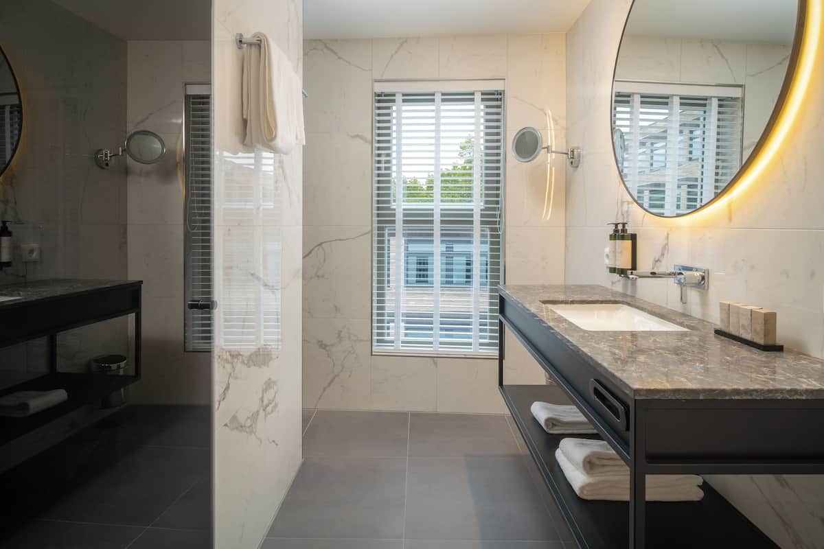 superior double room | bathroom | free toiletries, hair dryer, bathrobes, slippers