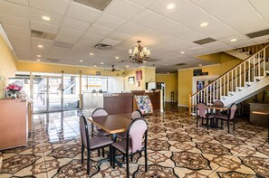 Breakfast area - Rodeway Inn Arlington Entertainment District Area (Arlington)