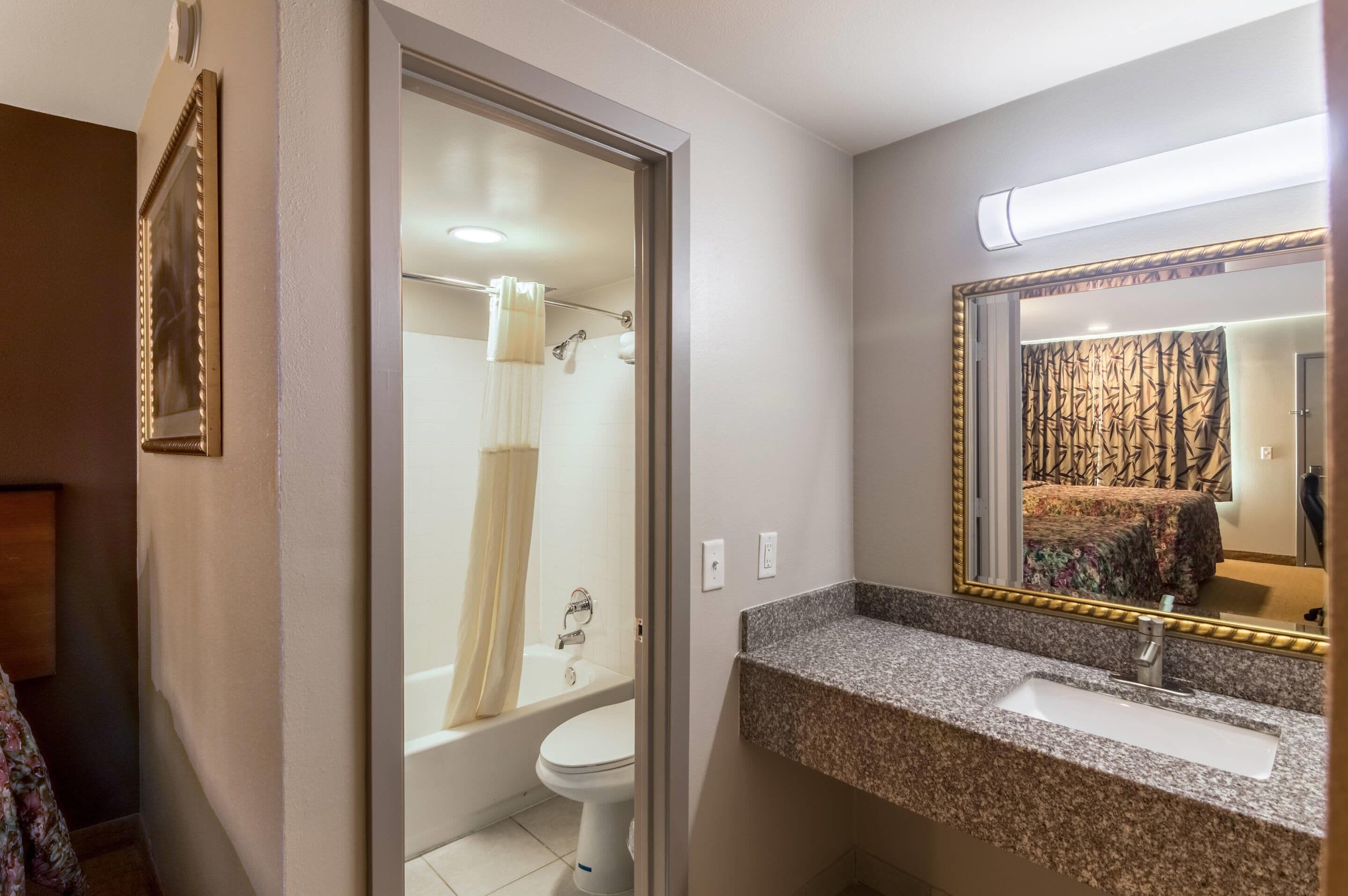Habitación, 2 camas matrimoniales, para fumadores (Pet Friendly) | Escritorio, espacio para trabajar con laptop y cunas gratuitas 